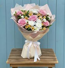 Букет цветов из:  Гвоздики, Орхидеи и Розы в Ахтубинске