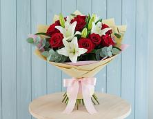 Букет цветов из:  Лилии и Розы в Ахтубинске