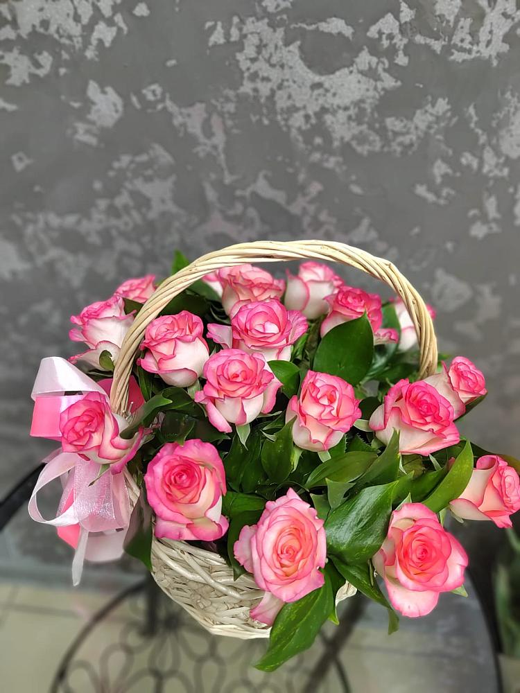 Цветочная композиция из Розы в корзине в Ахтубинске