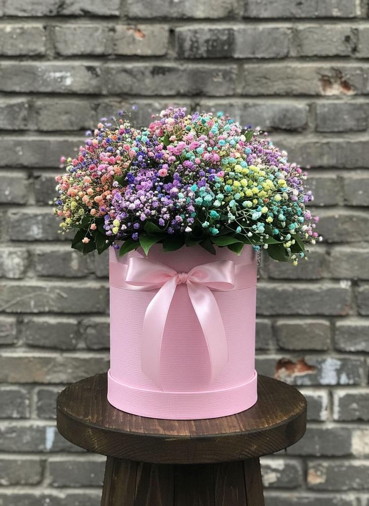 Цветочная композиция из Гипсофила и Розы в шляпной коробке в Ахтубинске