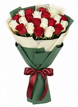 Букет Микс из красных и белых роз в Ахтубинске