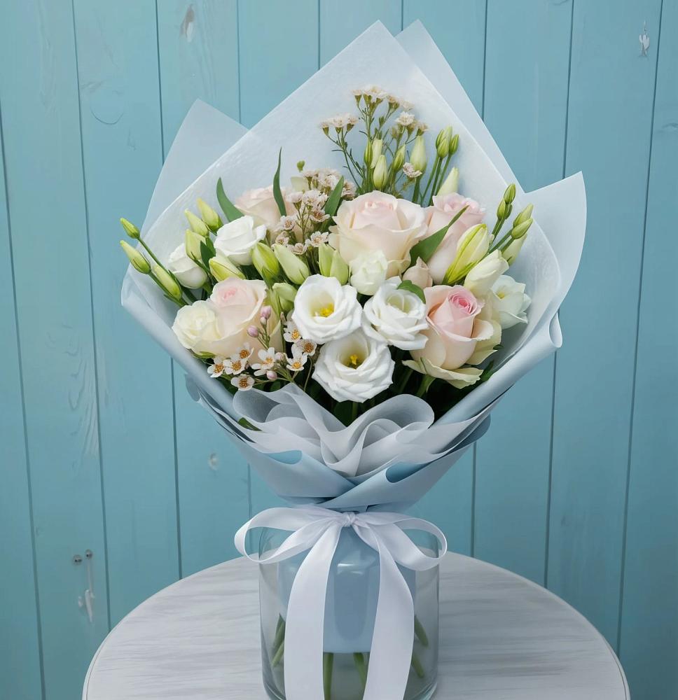 Букет цветов из: Розы и Лизиантусы в Ахтубинске