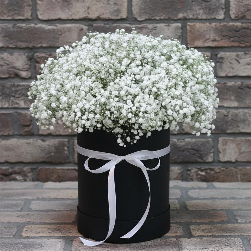 Цветочная композиция из Гипсофила в шляпной коробке в Ахтубинске