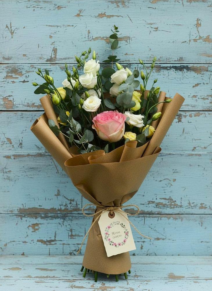 Букет цветов из: Розы и Лизиантусы в Ахтубинске