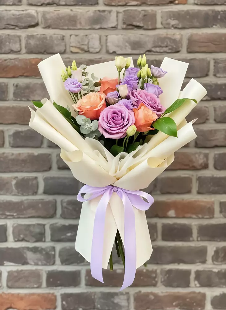 Букет цветов из: Лизиантусы и Розы в Ахтубинске