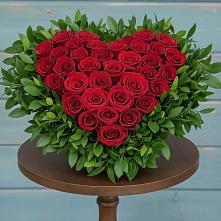 Цветочная композиция из Розы в виде сердца в Ахтубинске