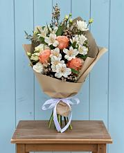 Букет цветов из:  Альстромерии, Лизиантусы, Розы и Хризантемы в Ахтубинске