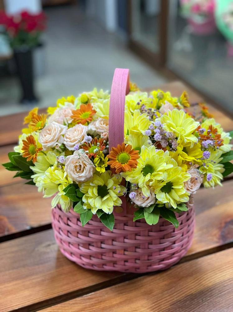 Цветочная композиция из Хризантемы и Розы в корзине в Ахтубинске
