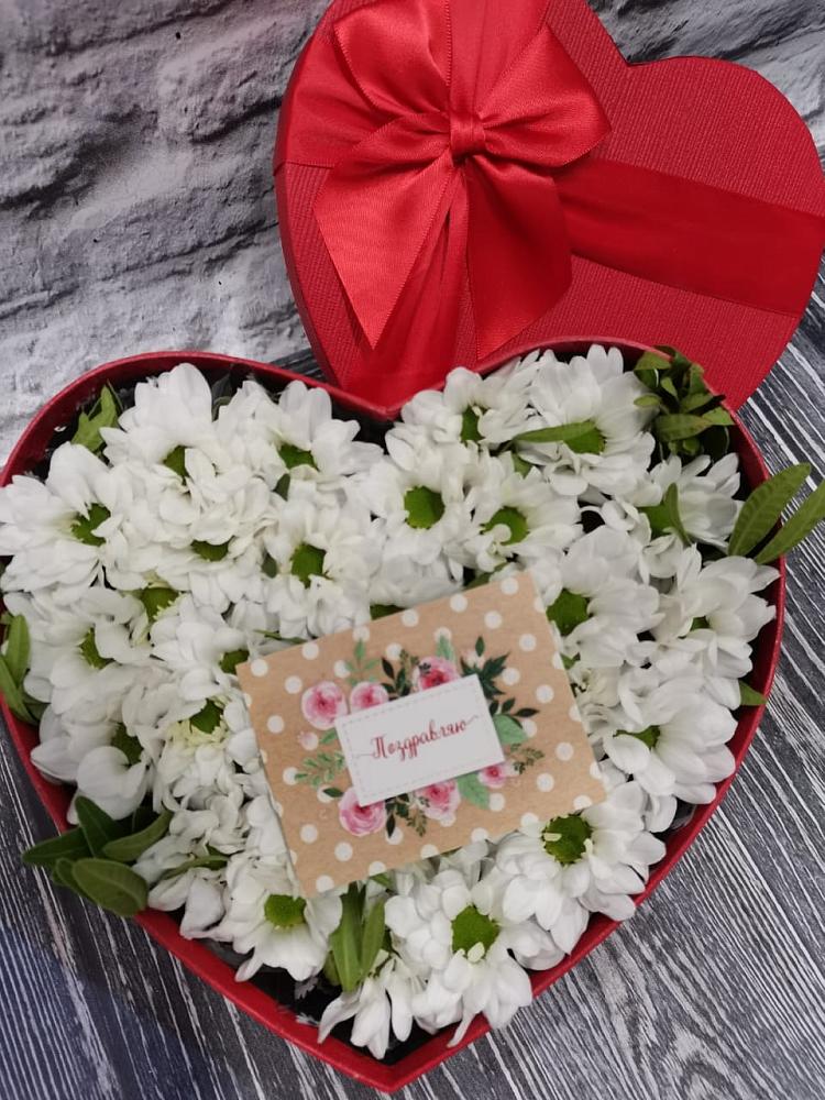 Цветочная композиция из Хризантемы в виде сердца в Ахтубинске