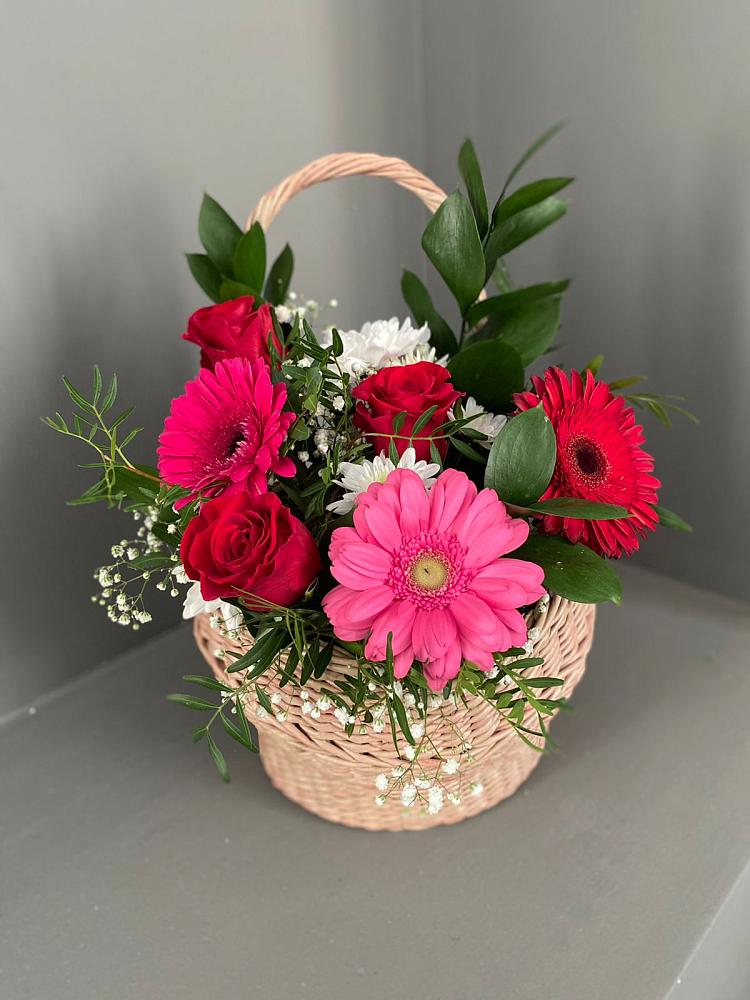 Цветочная композиция из Розы, Хризантемы и Герберы в корзине в Ахтубинске