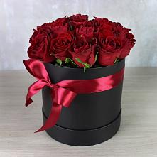 Цветочная композиция из Розы в шляпной коробке в Ахтубинске