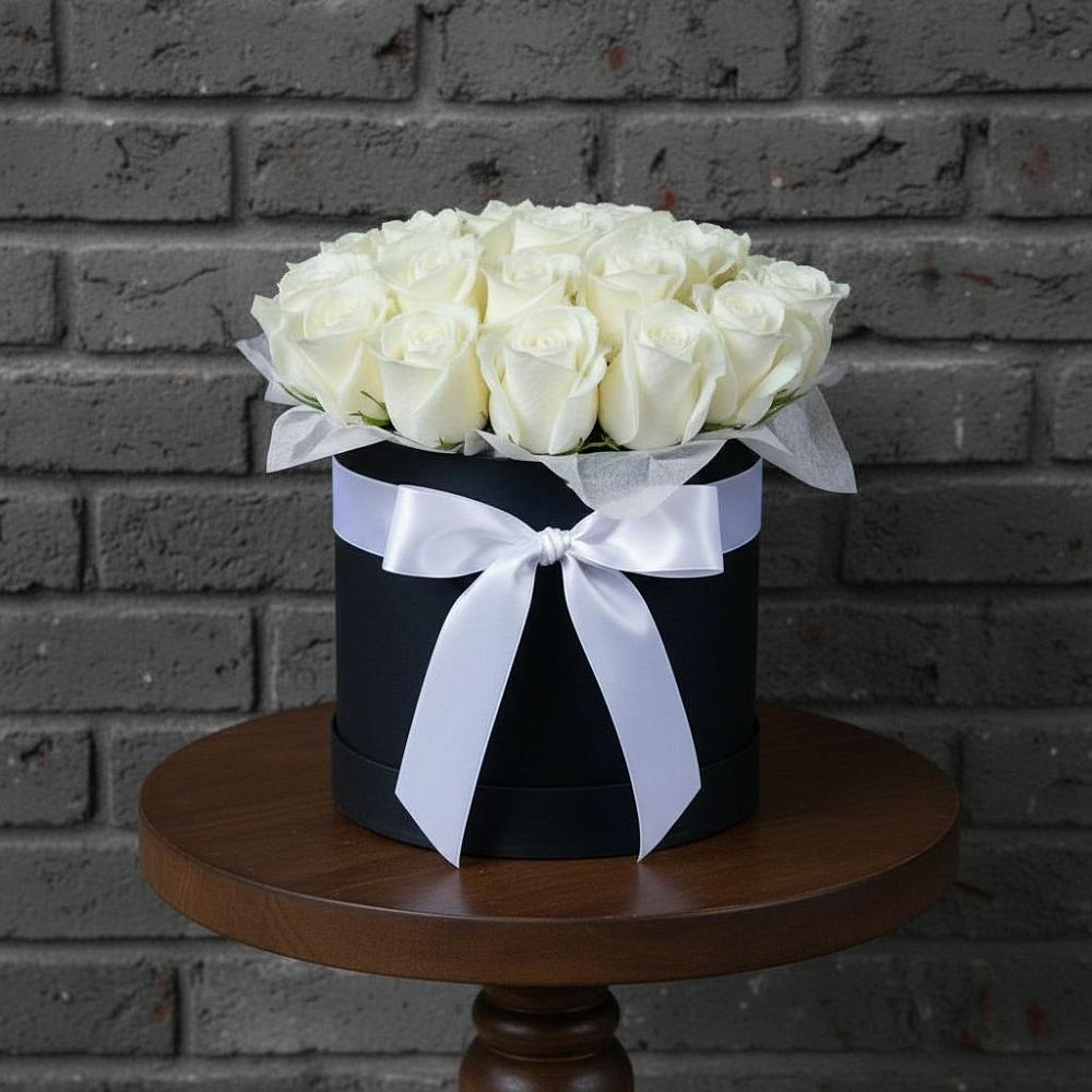 Цветочная композиция из Розы в шляпной коробке в Ахтубинске