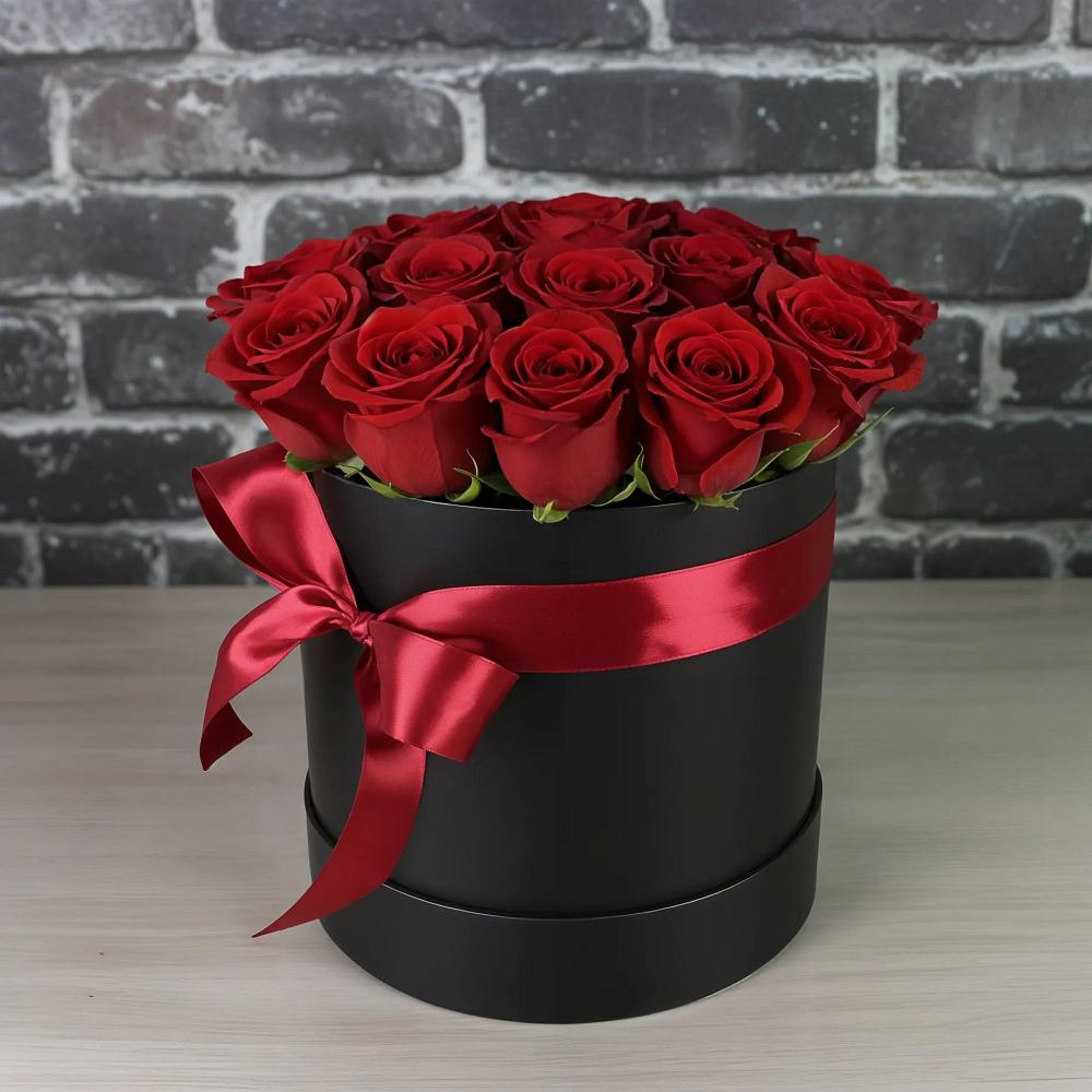 Цветочная композиция из Розы в шляпной коробке в Ахтубинске